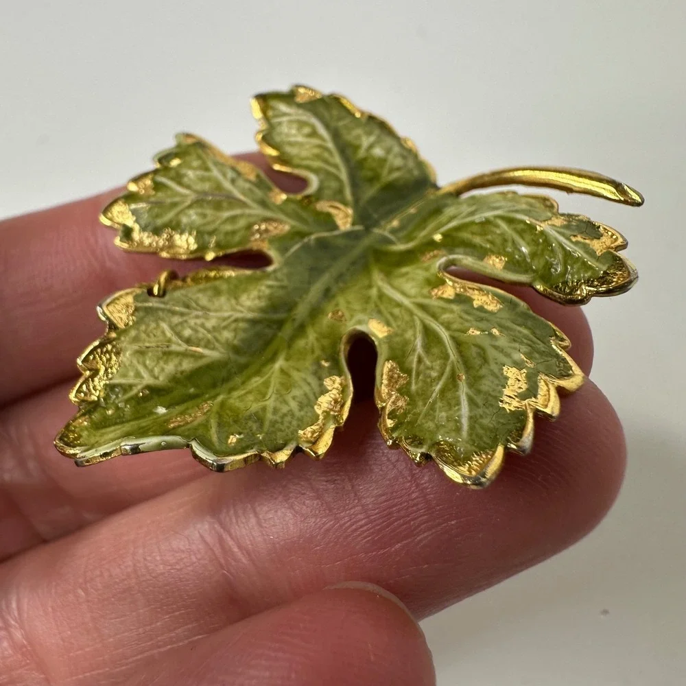 Vintage Green Enamel Leaf Brooch Gold Tone Miraculous Medal Charm Spring‎ Pin